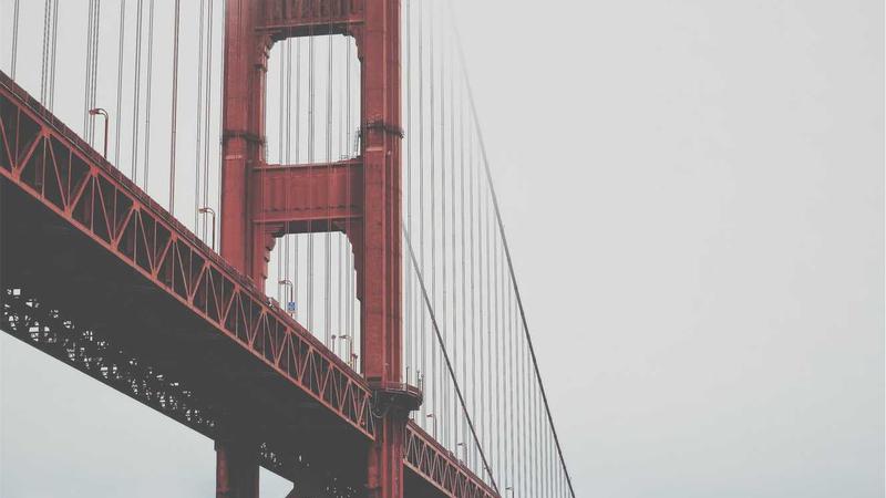 2026世界杯热门赛事直播：巴西对阵阿根廷的焦点大战，球迷在看台上欢呼助威，球场灯光璀璨